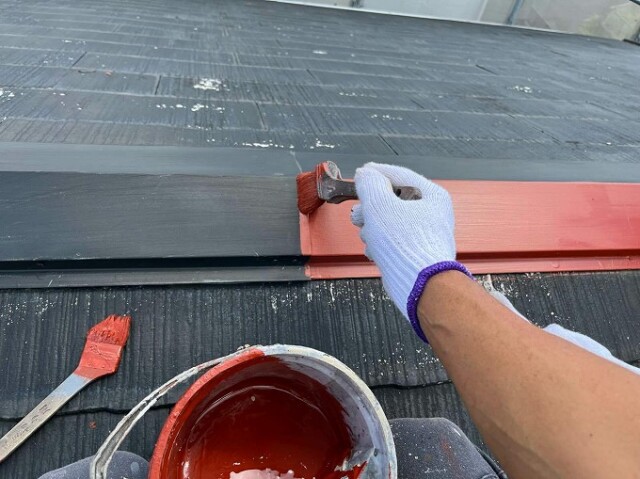 屋根板金　下塗り塗装<br />
<br />
鉄部や板金部には、サビ止め塗料を下塗りしています。